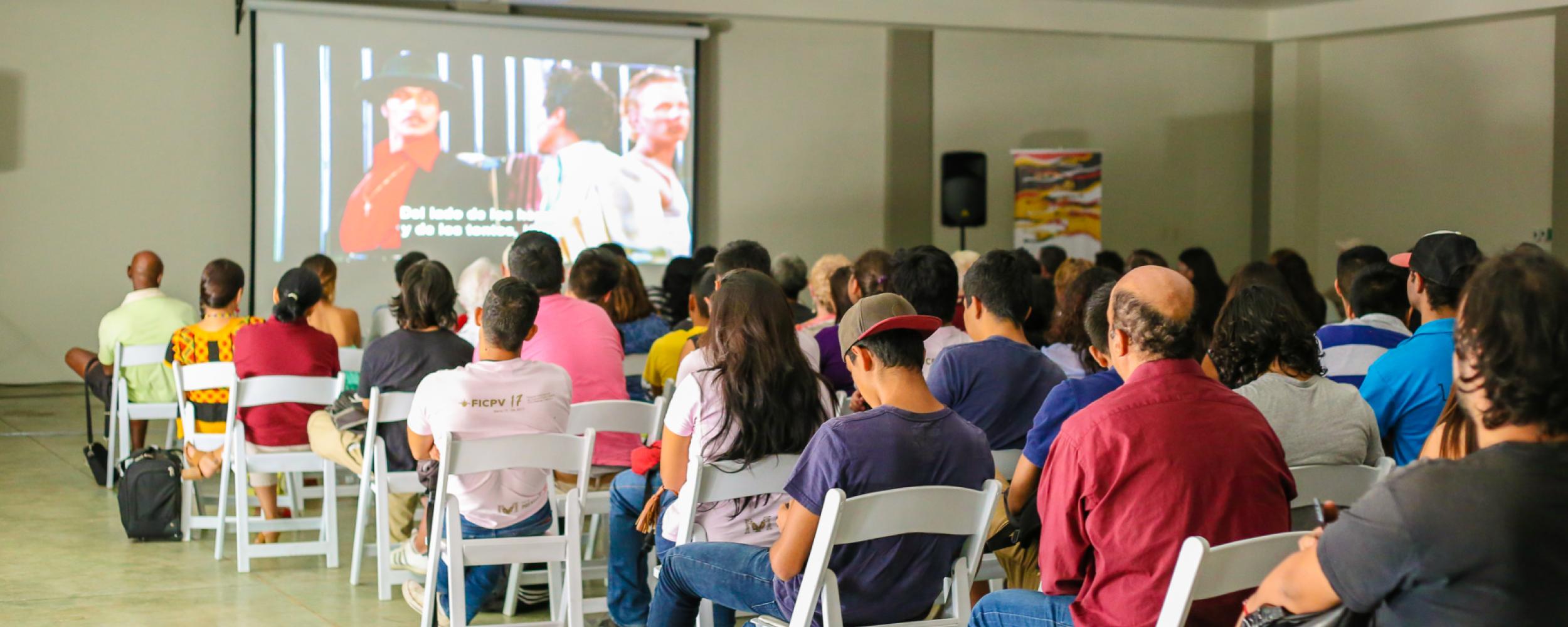 Personas viendo una pelicula durante el FICPV17